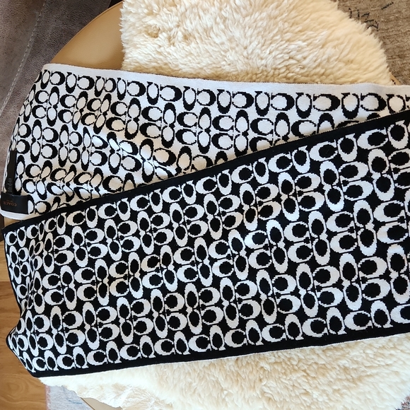 Beautiful NWT Coach Knit Signature Logo Scarf 🖤🧣🎁 - Picture 8 of 12